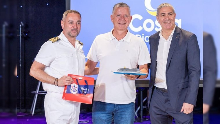 Navio da Costa Cruzeiros em navegação